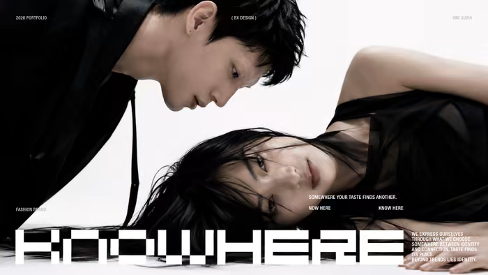 두 인물의 사진 아래에 KNOWHERE 글자를 길게 배치한 패션 표지
